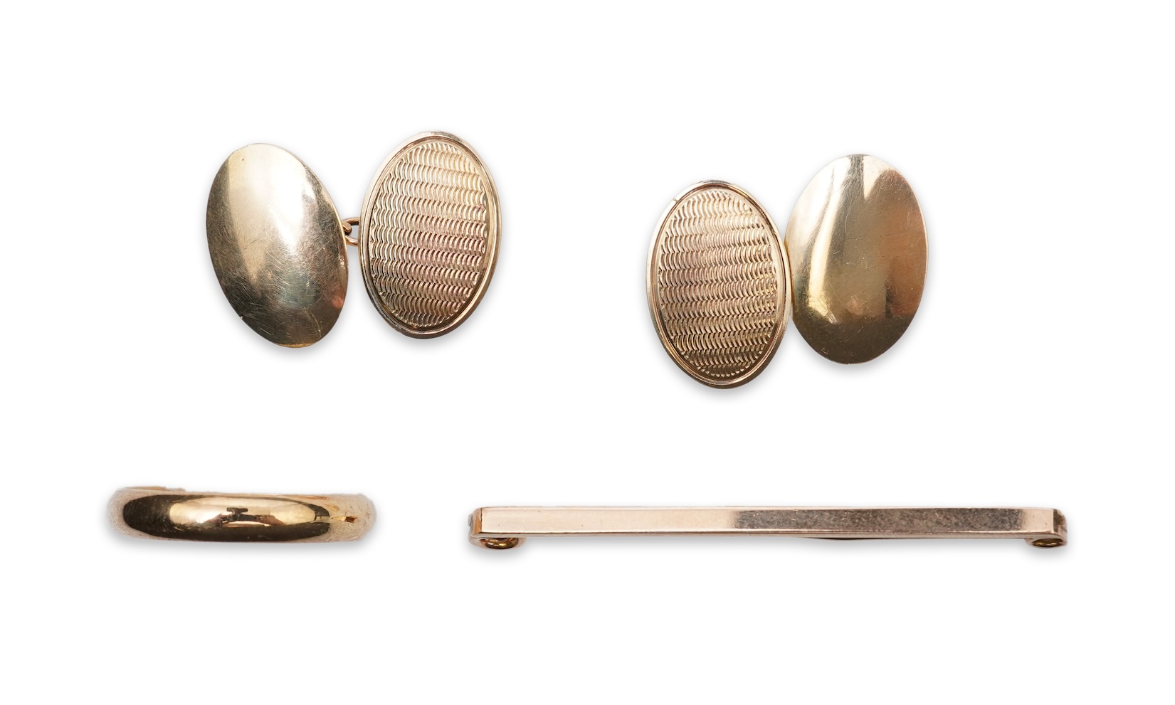 A yellow metal wedding band, a pair of 9ct gold plain oval cufflinks and a 9ct bar brooch, gross weight 11 grams.